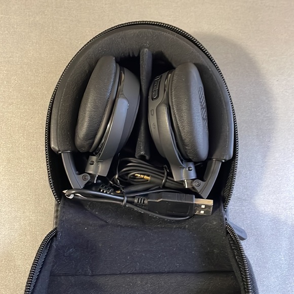 Bose Headphones - Picture 2 of 4